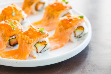 Izgara somon suşi roll