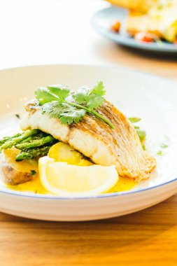 Barramundi veya pangasius balık ve et biftek