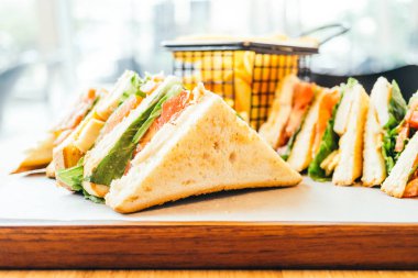 Tavuklu sandviç ve sebze