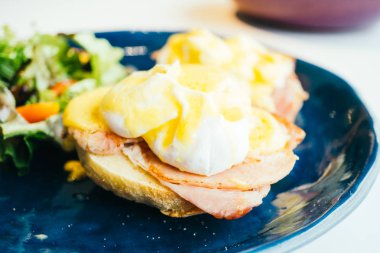 Yumurta benedict jambon ve üstüne sos ile