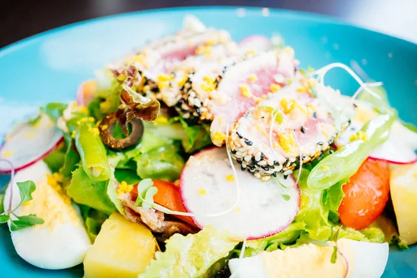 Raw and fresh tuna meat with sesame and salad — Stock Photo, Image