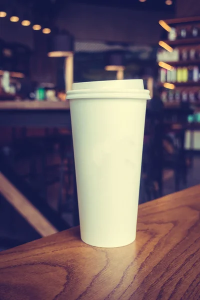 Taza de café blanco en la mesa — Foto de Stock