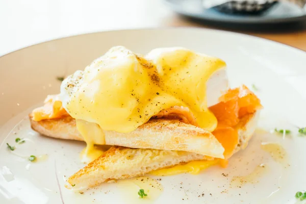 Eier-Segen mit Räucherlachs zum Frühstück — Stockfoto