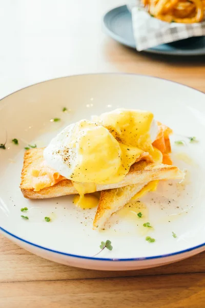 Eier-Segen mit Räucherlachs zum Frühstück — Stockfoto