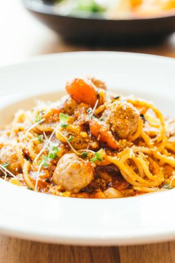 Beyaz tabak spagetti köfte