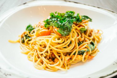 Acılı spagetti ve somon makarna