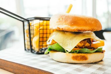 Sağlıksız yiyecek stili