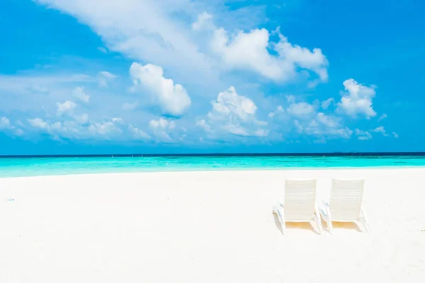 Ομπρέλα και καρέκλα στην πανέμορφη τροπική παραλία — Φωτογραφία Αρχείου