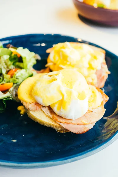 Yumurta benedict jambon ve üstüne sos ile