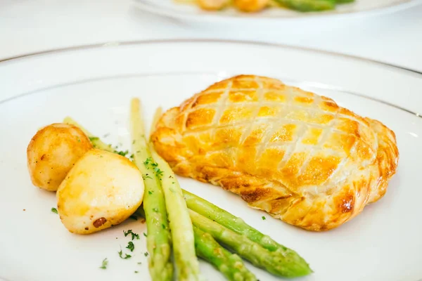 Sebzeli tavuk pasta ekmek