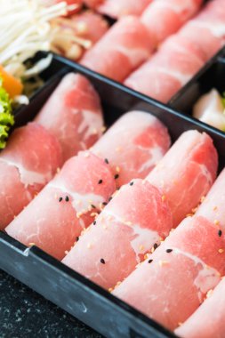 pişmemiş domuz eti