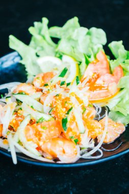 Baharatlı somon salata