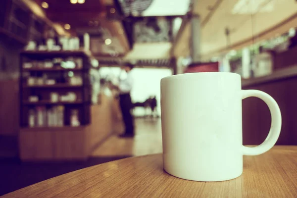 Taza de café blanco en la mesa —  Fotos de Stock