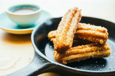 Tatlı Churros çörek çikolata soslu kızarmış