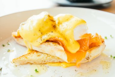 Kahvaltı için füme somon yumurta benedict