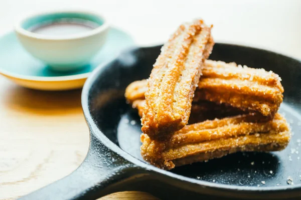 Жареный пончик Churros с шоколадным соусом — стоковое фото