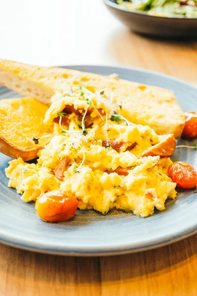 Huevos revueltos con verduras —  Fotos de Stock