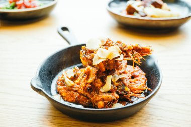 Sarımsaklı kızarmış karides