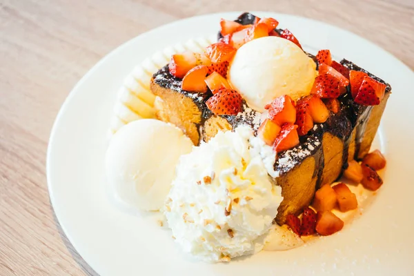 Honey toast with ice cream and strawberry and banana — Stock Photo, Image