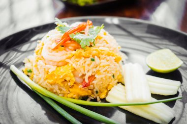 Kızarmış pilav üstüne karides ile