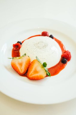 Çilek ve rasberry ile Panna cotta