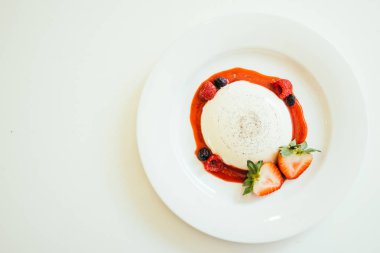 Çilek ve rasberry ile Panna cotta