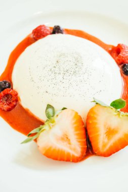 Çilek ve rasberry ile Panna cotta