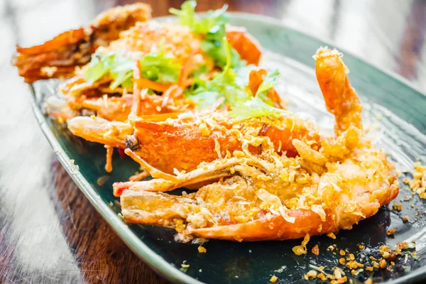 Smažené krevety s česnekem v desce — Stock fotografie