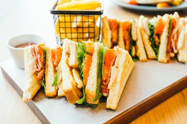 Tavuklu sandviç ve sebze 