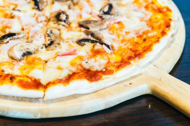 jambon ve mantar pizza