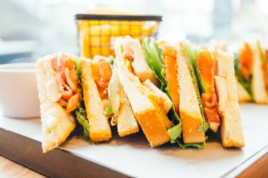 Tavuklu sandviç ve sebze