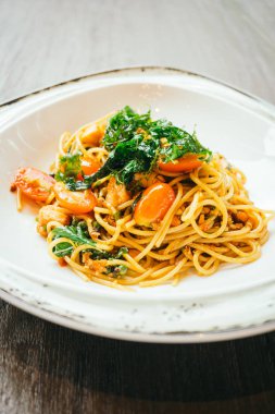 Acılı spagetti ve somon makarna