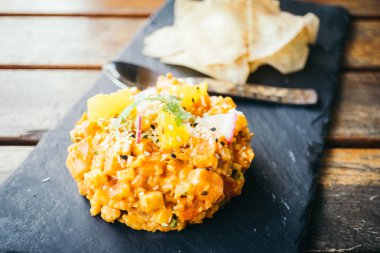 Çiğ taze somon et çiğ siyah plaka