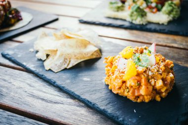 Çiğ taze somon et çiğ siyah plaka