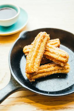 Tatlı Churros çörek çikolata soslu kızarmış