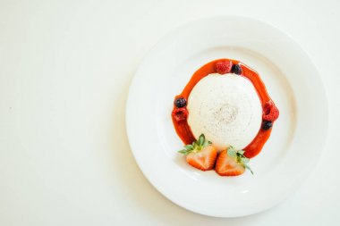 Çilek ve rasberry ile Panna cotta