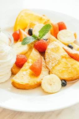 Gözleme ve ekmek tost ile karışık meyve