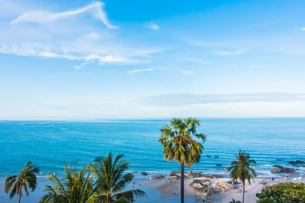 Beautiful sea and beach on blue sky — Stock Photo, Image