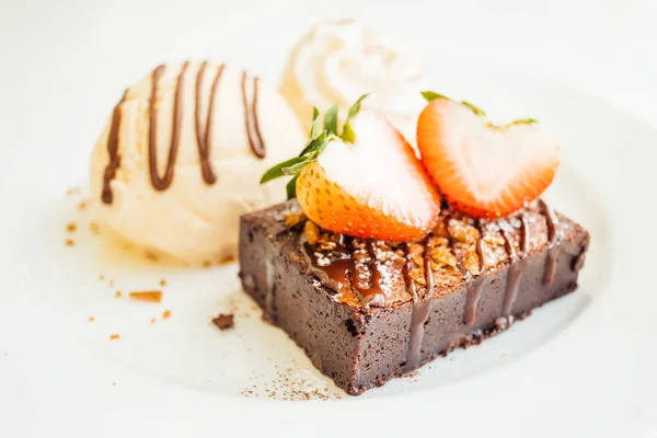 Vaniljglass med choklad brownie kaka med jordgubbe på — Stockfoto