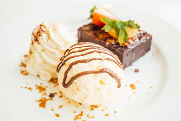 Vanilla ice cream with chocolate brownie cake with strawberry on — Stock Photo, Image