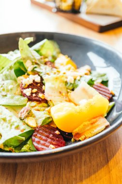 Pancar sebze salatası ile