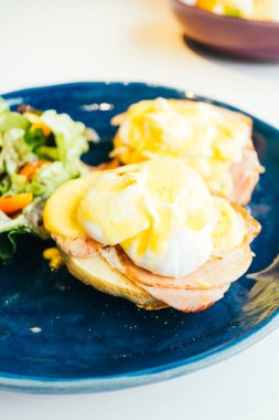 Yumurta benedict jambon ve üstüne sos ile