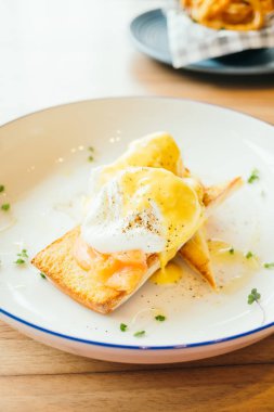 Kahvaltı için füme somon yumurta benedict