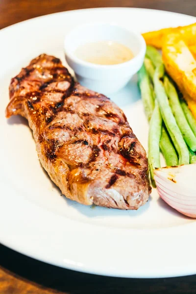 Beyaz tabak içinde sığır eti biftek — Stok fotoğraf