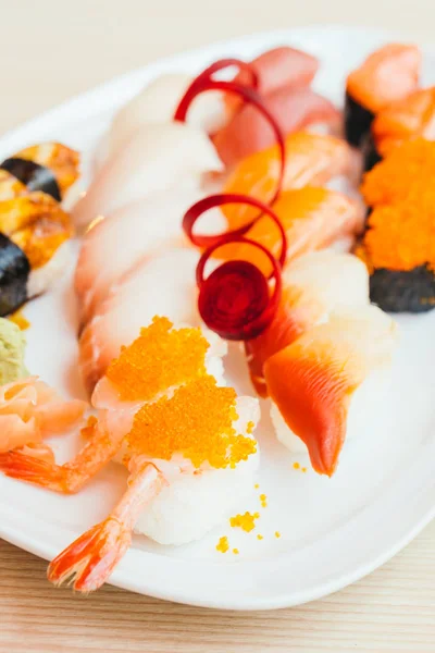 Sushi nigiri RAW i świeże — Zdjęcie stockowe