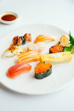 Ham ve taze nigiri suşi beyaz tabak içinde ayarla