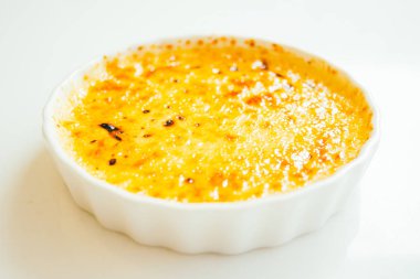 Beyaz tabak içinde krem brulee