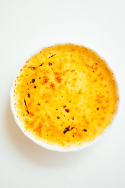 Beyaz tabak içinde krem brulee