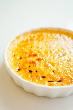 Beyaz tabak içinde krem brulee