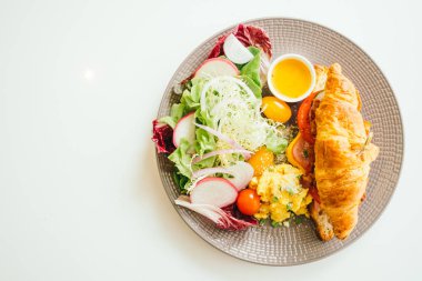 Kruvasan sandviç gevrek domuz pastırması ile 